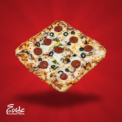 خمیر پیتزا 21*21 ، هات داگ ، ژامبون گوشت و مرغ ، قارچ ، پنیر موزارلا ، فلفل دلمه ای و زیتون سیاه پیتزا مخلوط متوسط